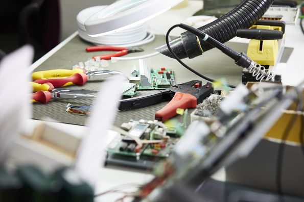 Afbeelding - https-www-ez-catalog-nl-Asset-a919d8fab57a4ca6ae76e6b842e5a4ad-ImageFullSize-Im-Z57006-Abisolierzange-automatisch-Werkbank-01-jpg